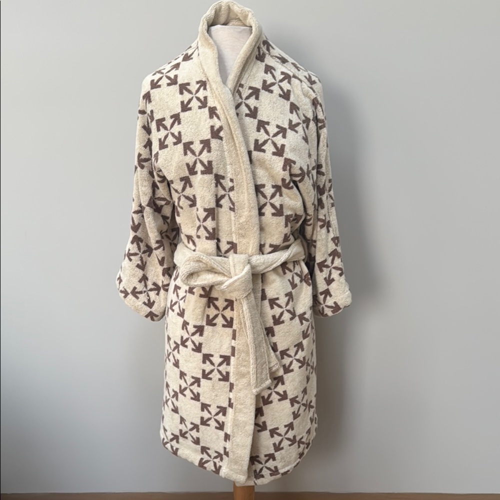 Off-White Cream and Brown Arrow Pattern Robe
